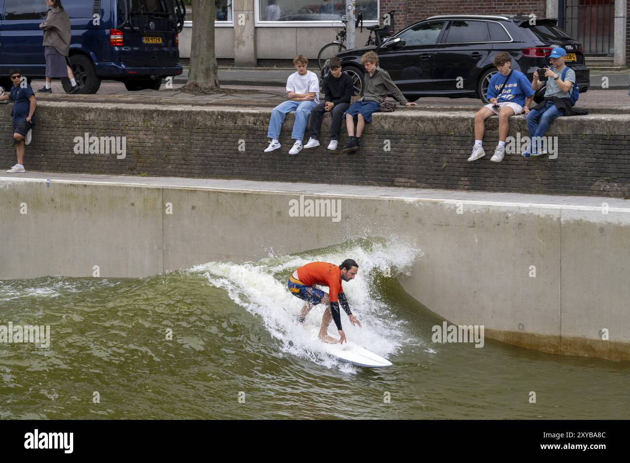 Installation de surf dans le centre-ville de Rotterdam, Rif010, soi-disant la première installation de vagues au monde pour surfeurs dans une ville, dans le Steigersgracht, a 1 Banque D'Images