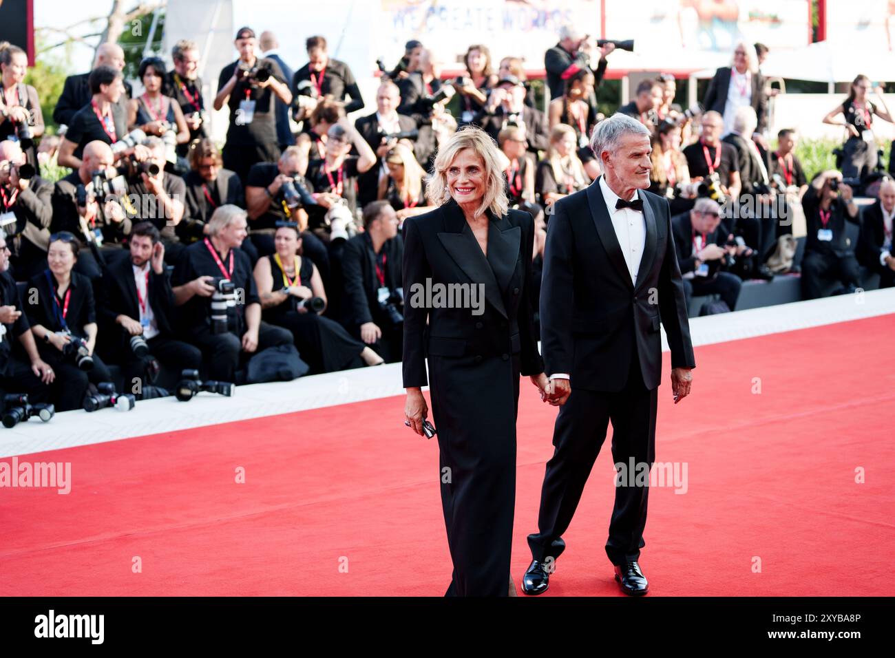 VENISE, ITALIE - AOÛT 28 2024 - tapis rouge d'ouverture - Isabella Ferrari assiste à un tapis rouge pour le 81e Festival du film de Venise (photo : Giovanna Onofri) Banque D'Images