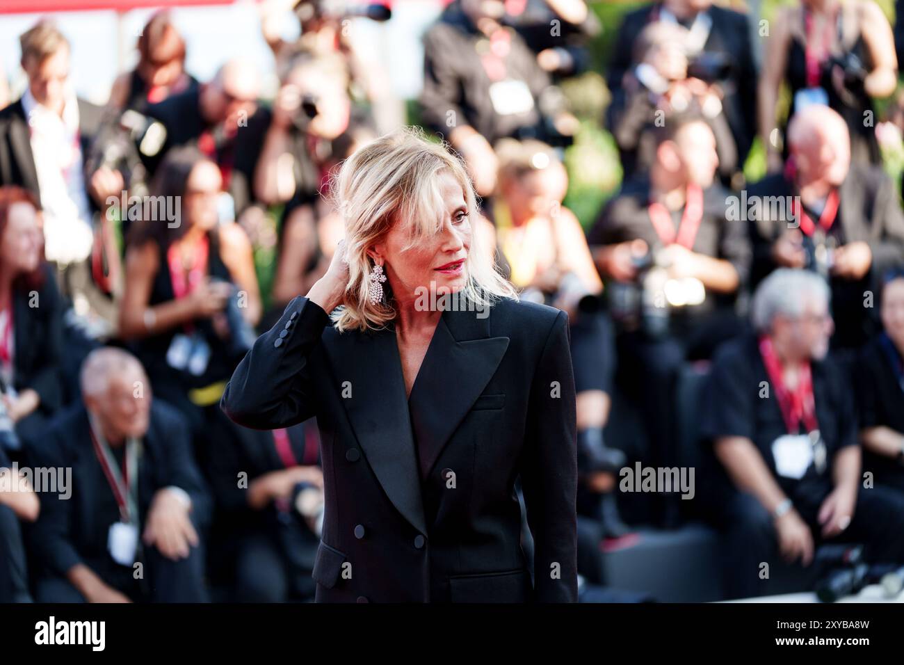 VENISE, ITALIE - AOÛT 28 2024 - tapis rouge d'ouverture - Isabella Ferrari assiste à un tapis rouge pour le 81e Festival du film de Venise (photo : Giovanna Onofri) Banque D'Images