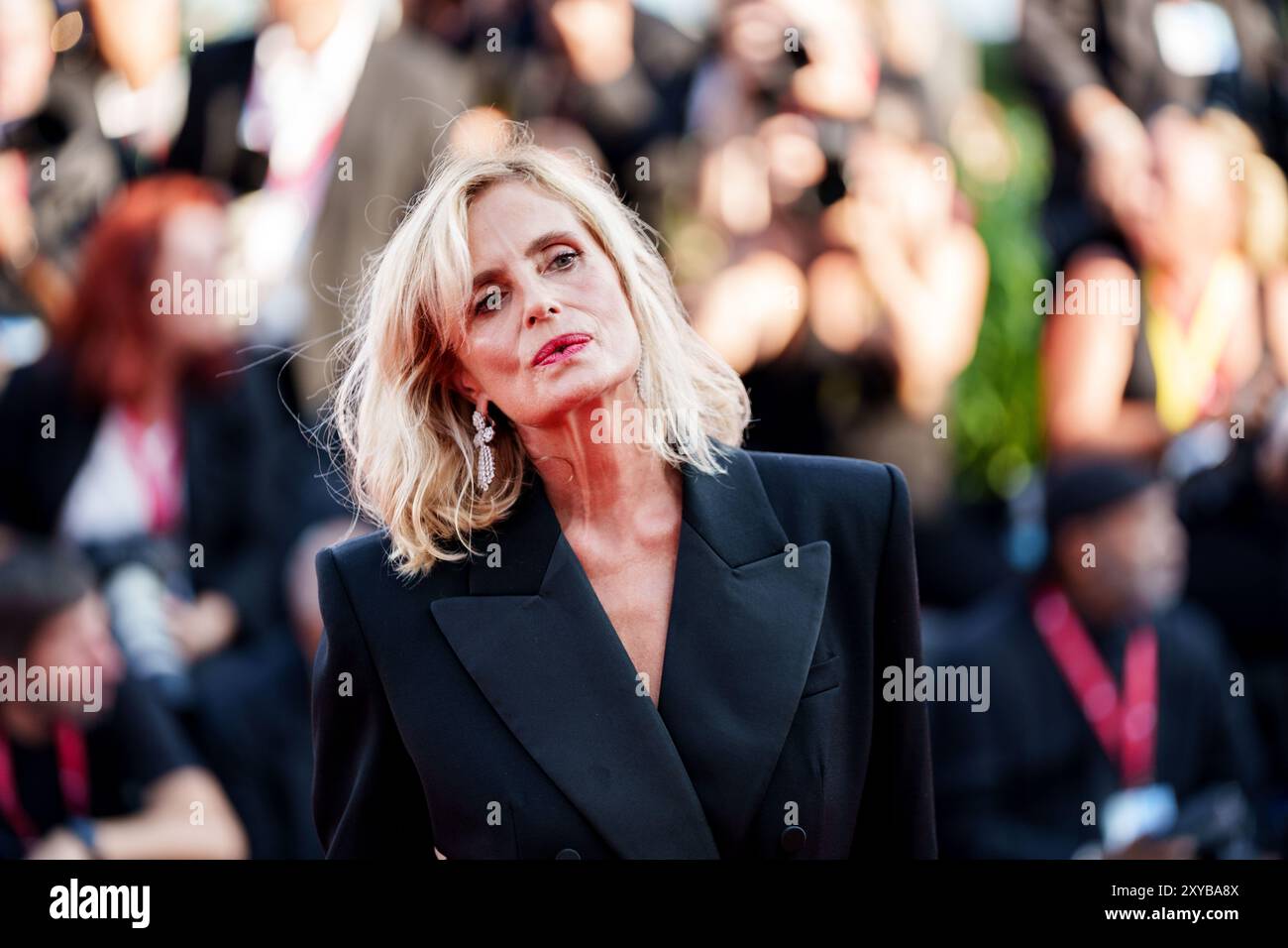 VENISE, ITALIE - AOÛT 28 2024 - tapis rouge d'ouverture - Isabella Ferrari assiste à un tapis rouge pour le 81e Festival du film de Venise (photo : Giovanna Onofri) Banque D'Images
