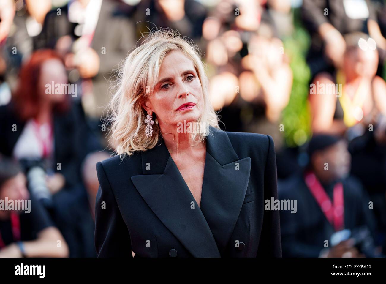 VENISE, ITALIE - AOÛT 28 2024 - tapis rouge d'ouverture - Isabella Ferrari assiste à un tapis rouge pour le 81e Festival du film de Venise (photo : Giovanna Onofri) Banque D'Images