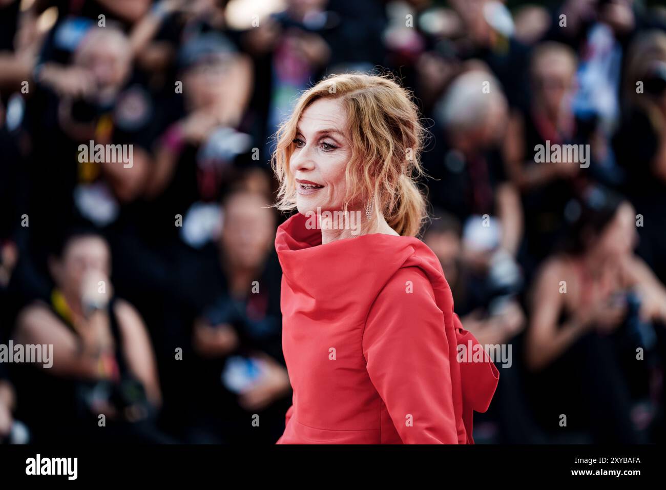 VENISE, ITALIE - AOÛT 28 2024 - tapis rouge d'ouverture - Isabelle Huppert assiste à un tapis rouge pour le film 'Beetlejuice Beetlejuice' pendant le 81 Banque D'Images