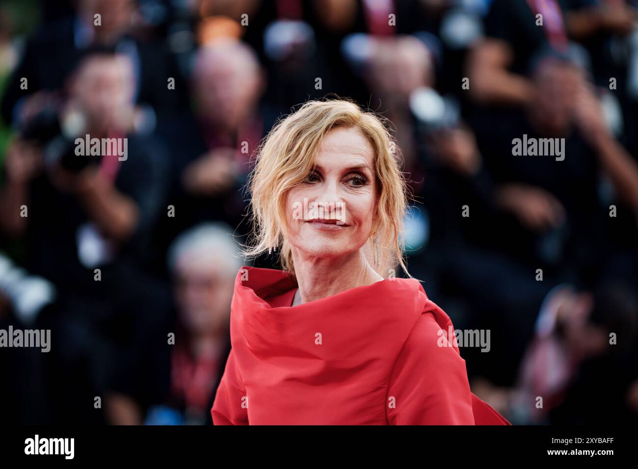 VENISE, ITALIE - AOÛT 28 2024 - tapis rouge d'ouverture - Isabelle Huppert assiste à un tapis rouge pour le film 'Beetlejuice Beetlejuice' pendant le 81 Banque D'Images