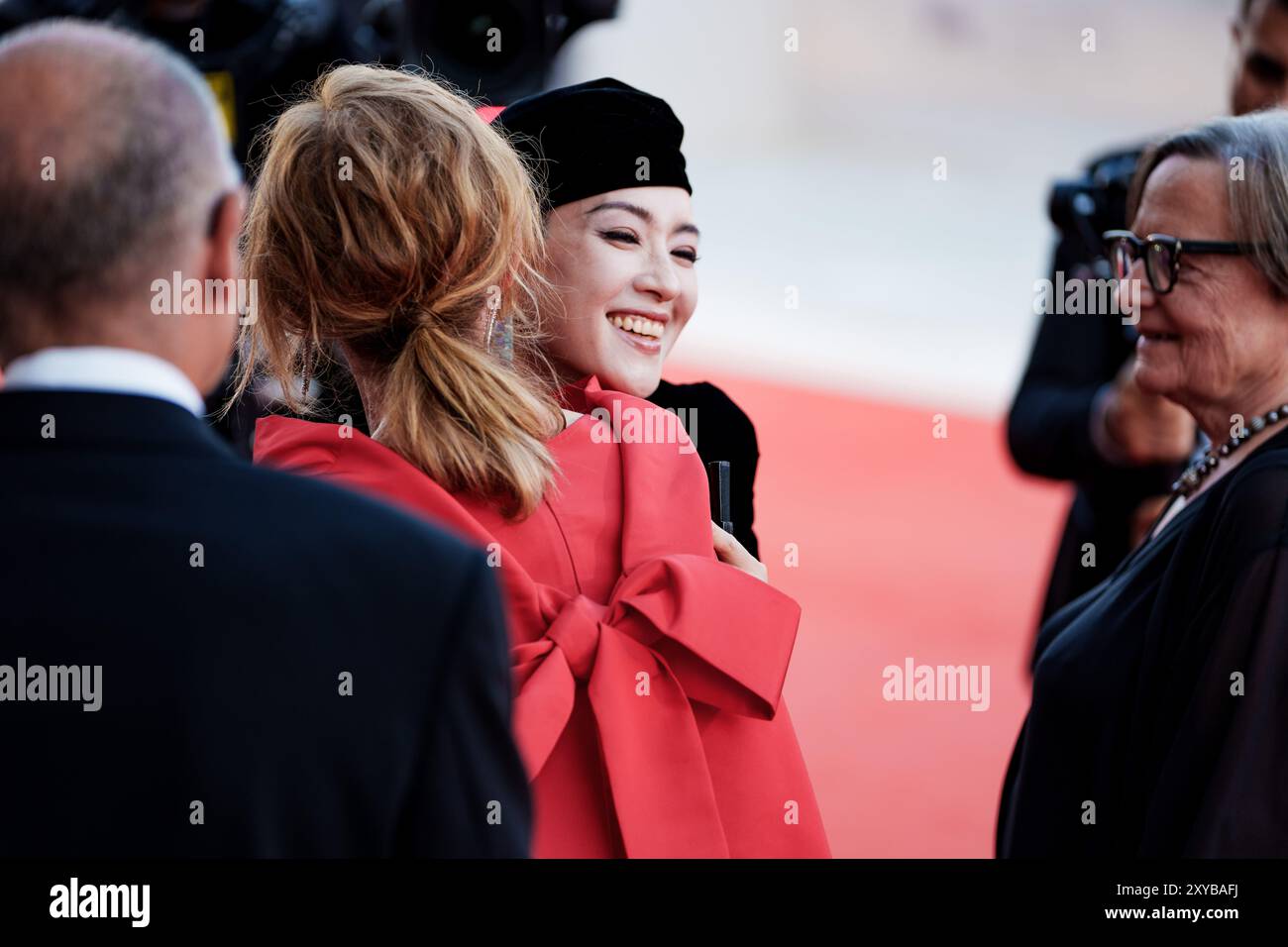 VENISE, ITALIE - AOÛT 28 2024 - tapis rouge d'ouverture - Isabelle Huppert assiste à un tapis rouge pour le film 'Beetlejuice Beetlejuice' pendant le 81 Banque D'Images