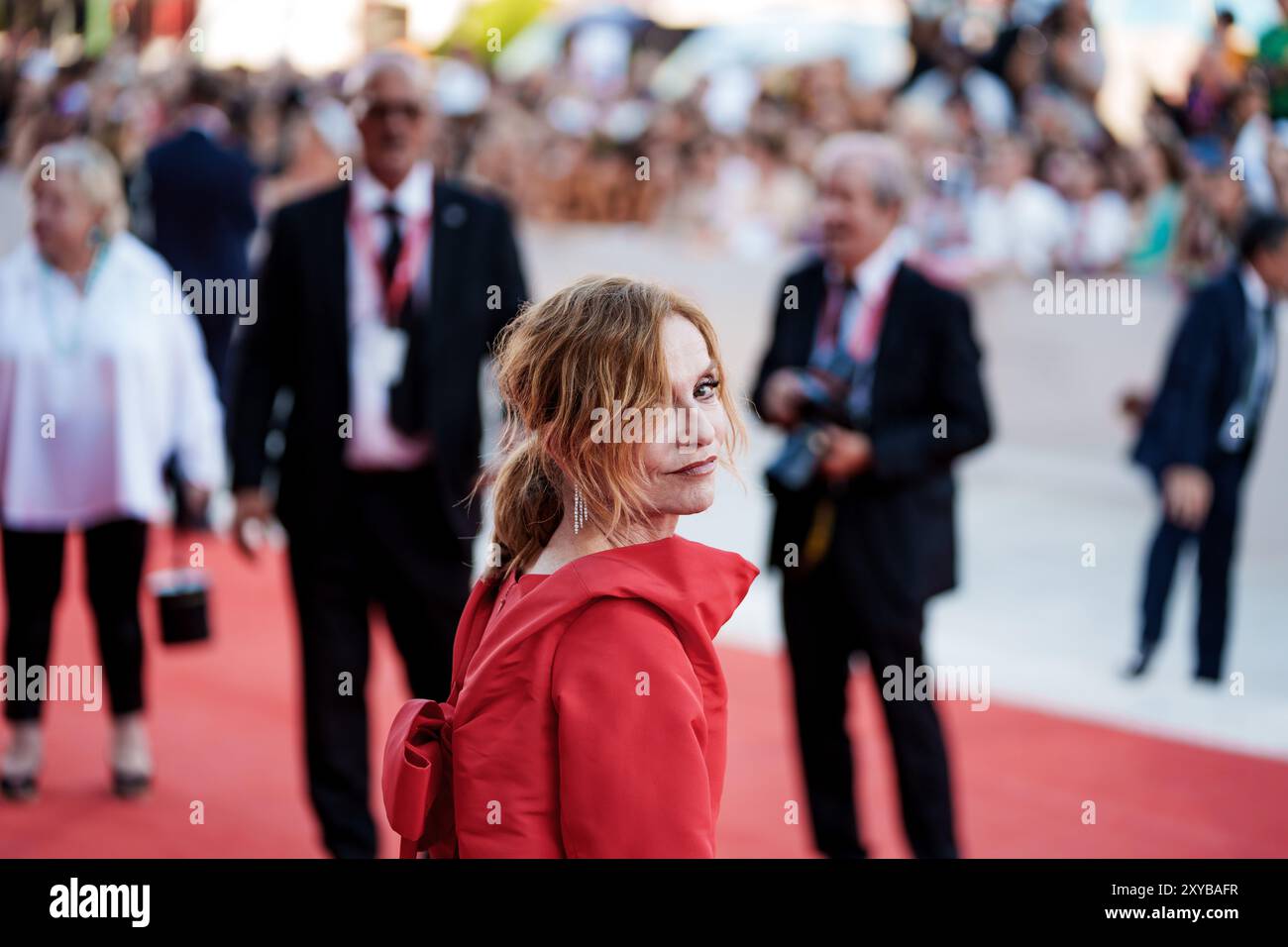 VENISE, ITALIE - AOÛT 28 2024 - tapis rouge d'ouverture - Isabelle Huppert assiste à un tapis rouge pour le film 'Beetlejuice Beetlejuice' pendant le 81 Banque D'Images