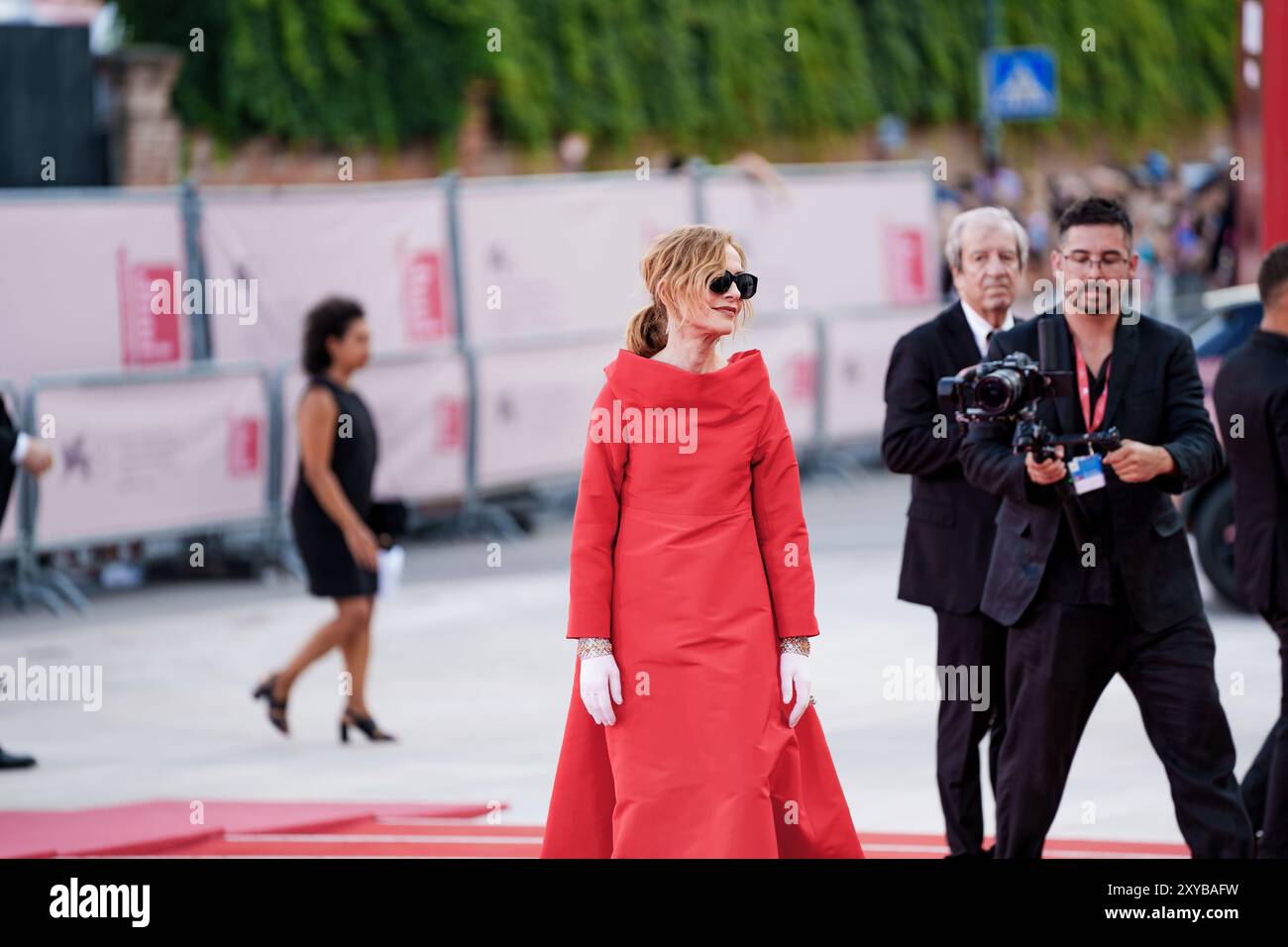 VENISE, ITALIE - AOÛT 28 2024 - tapis rouge d'ouverture - Isabelle Huppert assiste à un tapis rouge pour le film 'Beetlejuice Beetlejuice' pendant le 81 Banque D'Images