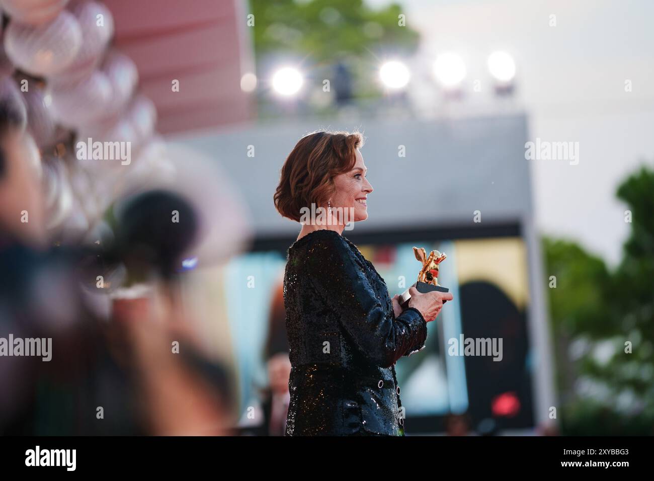 VENISE, ITALIE - AOÛT 28 2024 - tapis rouge d'ouverture - Sigourney Weaver avec le Lion d'or sur le tapis rouge le 81e Festival du film de Venise (photo : Banque D'Images