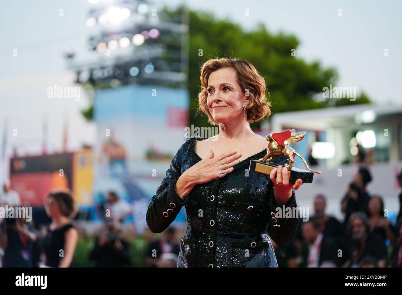 VENISE, ITALIE - AOÛT 28 2024 - tapis rouge d'ouverture - Sigourney Weaver avec le Lion d'or sur le tapis rouge le 81e Festival du film de Venise (photo : Banque D'Images