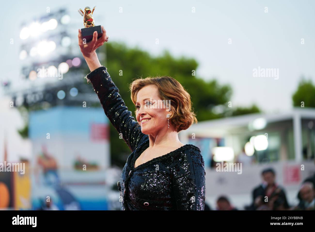 VENISE, ITALIE - AOÛT 28 2024 - tapis rouge d'ouverture - Sigourney Weaver avec le Lion d'or sur le tapis rouge le 81e Festival du film de Venise (photo : Banque D'Images
