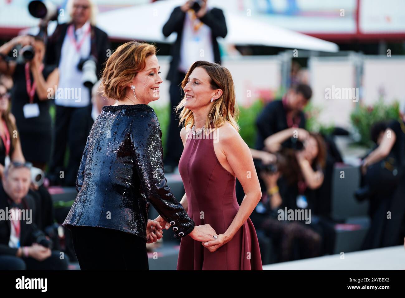 VENISE, ITALIE - AOÛT 28 2024 - tapis rouge d'ouverture - Sigourney Weaver assiste à un tapis rouge pour le film 'Beetlejuice Beetlejuice' pendant le 81 Banque D'Images