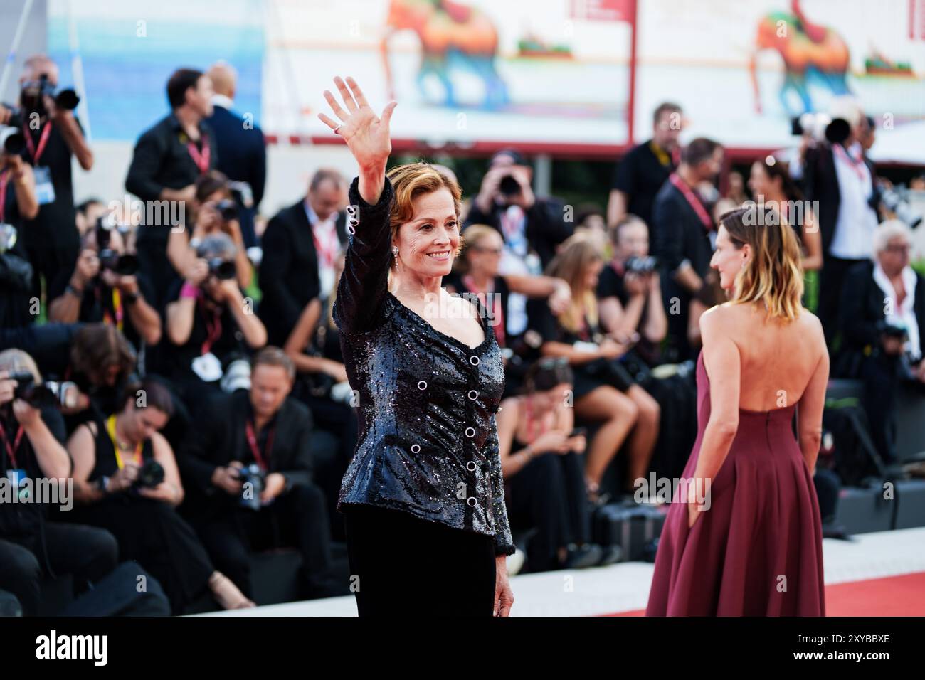 VENISE, ITALIE - AOÛT 28 2024 - tapis rouge d'ouverture - Sigourney Weaver assiste à un tapis rouge pour le film 'Beetlejuice Beetlejuice' pendant le 81 Banque D'Images