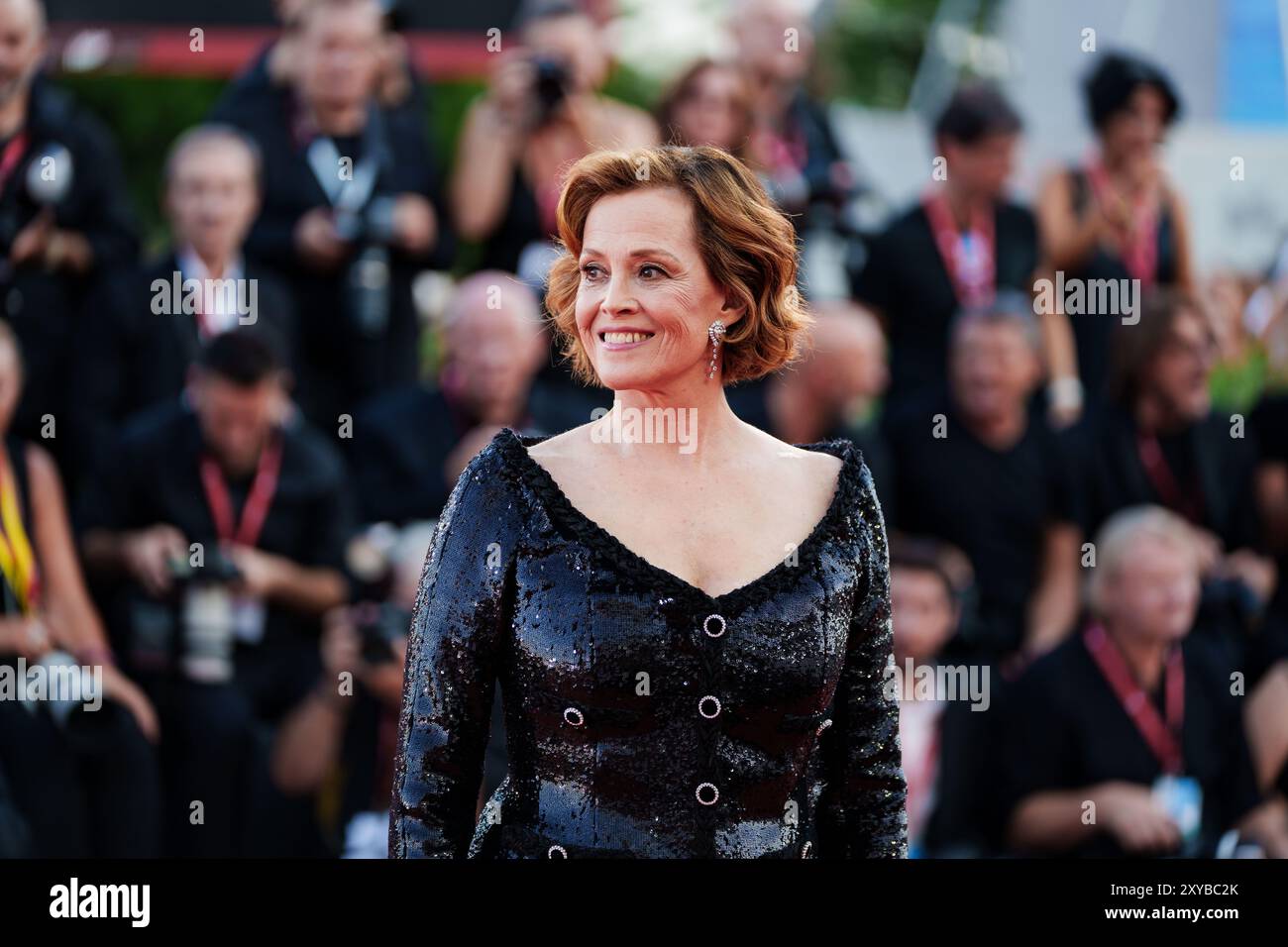 VENISE, ITALIE - AOÛT 28 2024 - tapis rouge d'ouverture - Sigourney Weaver assiste à un tapis rouge pour le film 'Beetlejuice Beetlejuice' pendant le 81 Banque D'Images