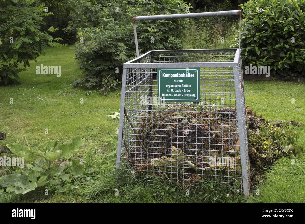 Bac à compost pour déchets de cimetière Banque D'Images