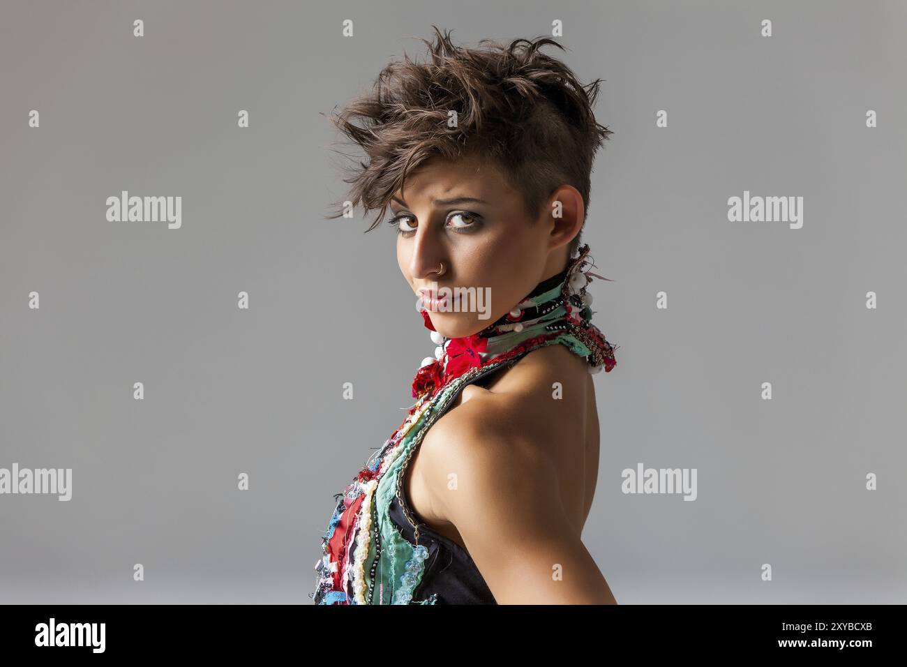 Jolie femme brune avec une coiffure punk et une attitude Banque D'Images