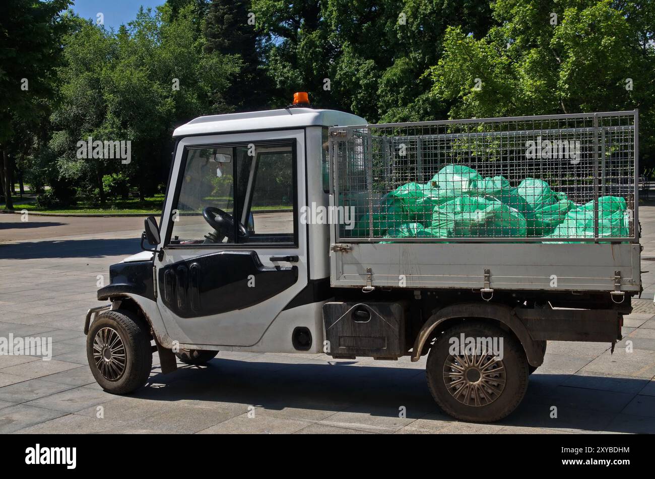 Camion de service léger pour le travail dans les parcs de la ville à Borisova gradina, Sofia, Bulgarie Banque D'Images