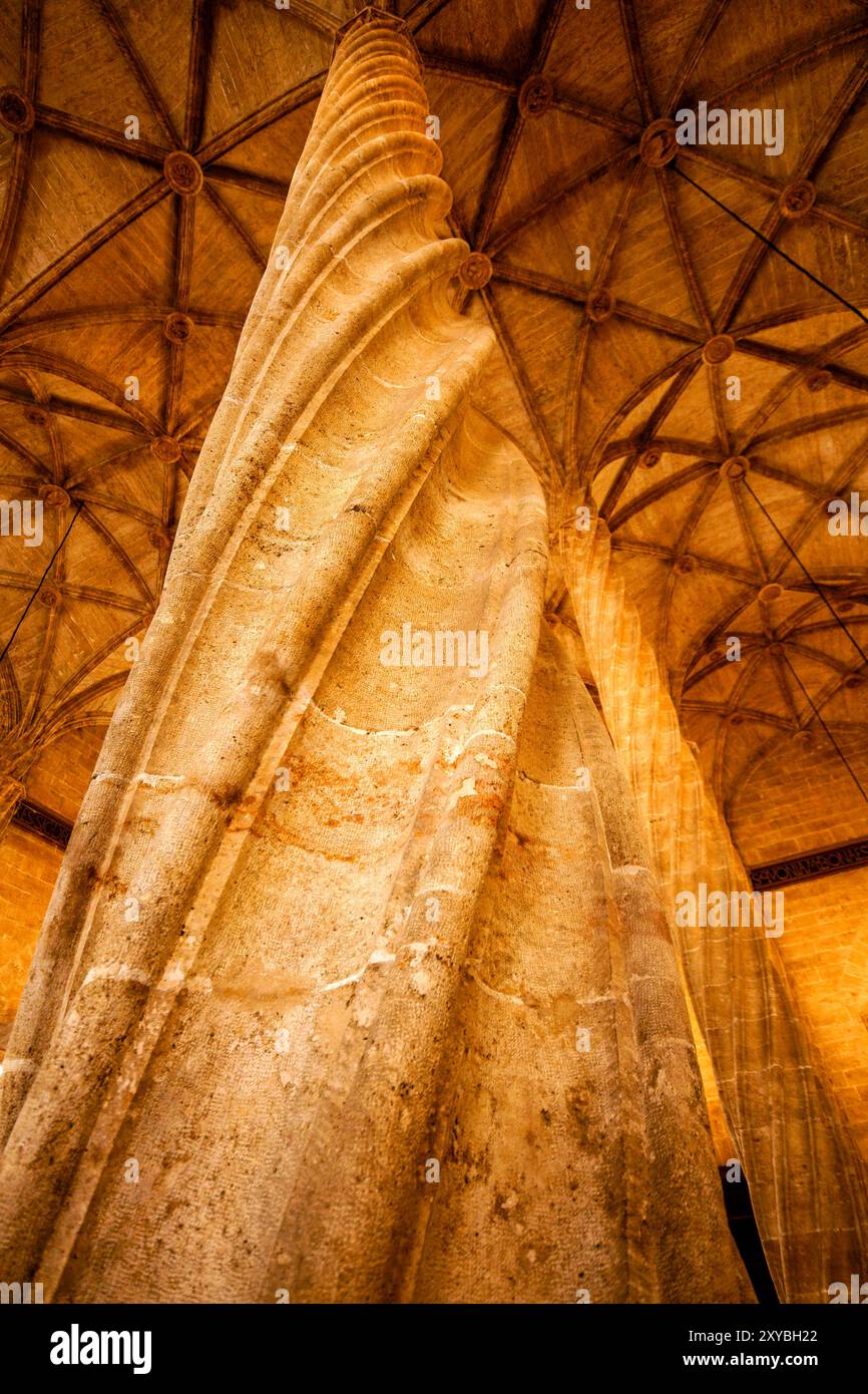 Colonnes hélicoïdales, gothique civil valencien, Llotja de la Seda , 1482-1498, salle des colonnes, Valence, Communauté valencienne, Espagne Banque D'Images