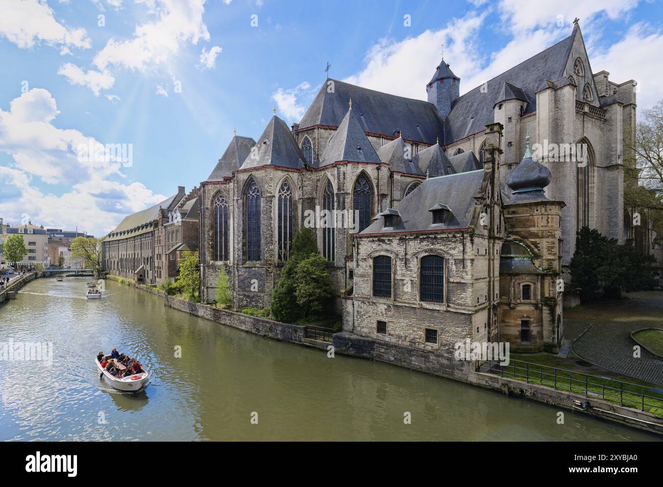 Église Saint-Michel gothique tardif le long de la rivière Lys, Gand, Flandre, Belgique, Europe Banque D'Images