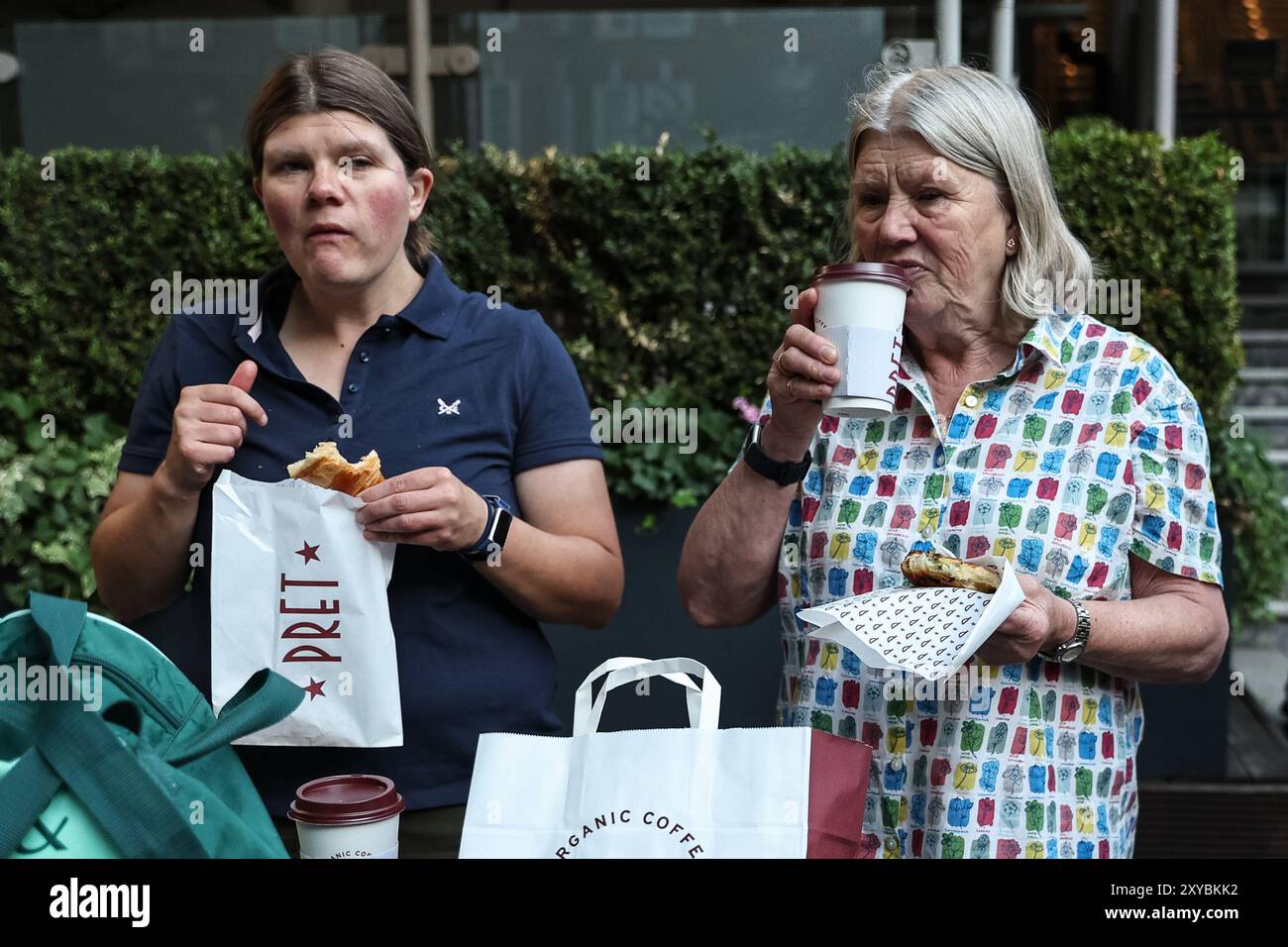 Les spectateurs prennent un café et des pâtisseries alors qu'ils attendent devant les portes pour s'ouvrir pendant le 2ème match de test de Rothesay Angleterre - Sri Lanka jour 1 à Lords, Londres, Royaume-Uni, 29 août 2024 (photo par Mark Cosgrove/News images) Banque D'Images
