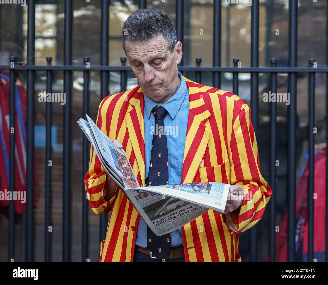 Un membre du Marylebone Cricket Club lit le Times alors qu'il attend que les portes s'ouvrent pendant le 2e match de test de Rothesay Angleterre - Sri Lanka jour 1 à Lords, Londres, Royaume-Uni, 29 août 2024 (photo de Mark Cosgrove/News images) Banque D'Images