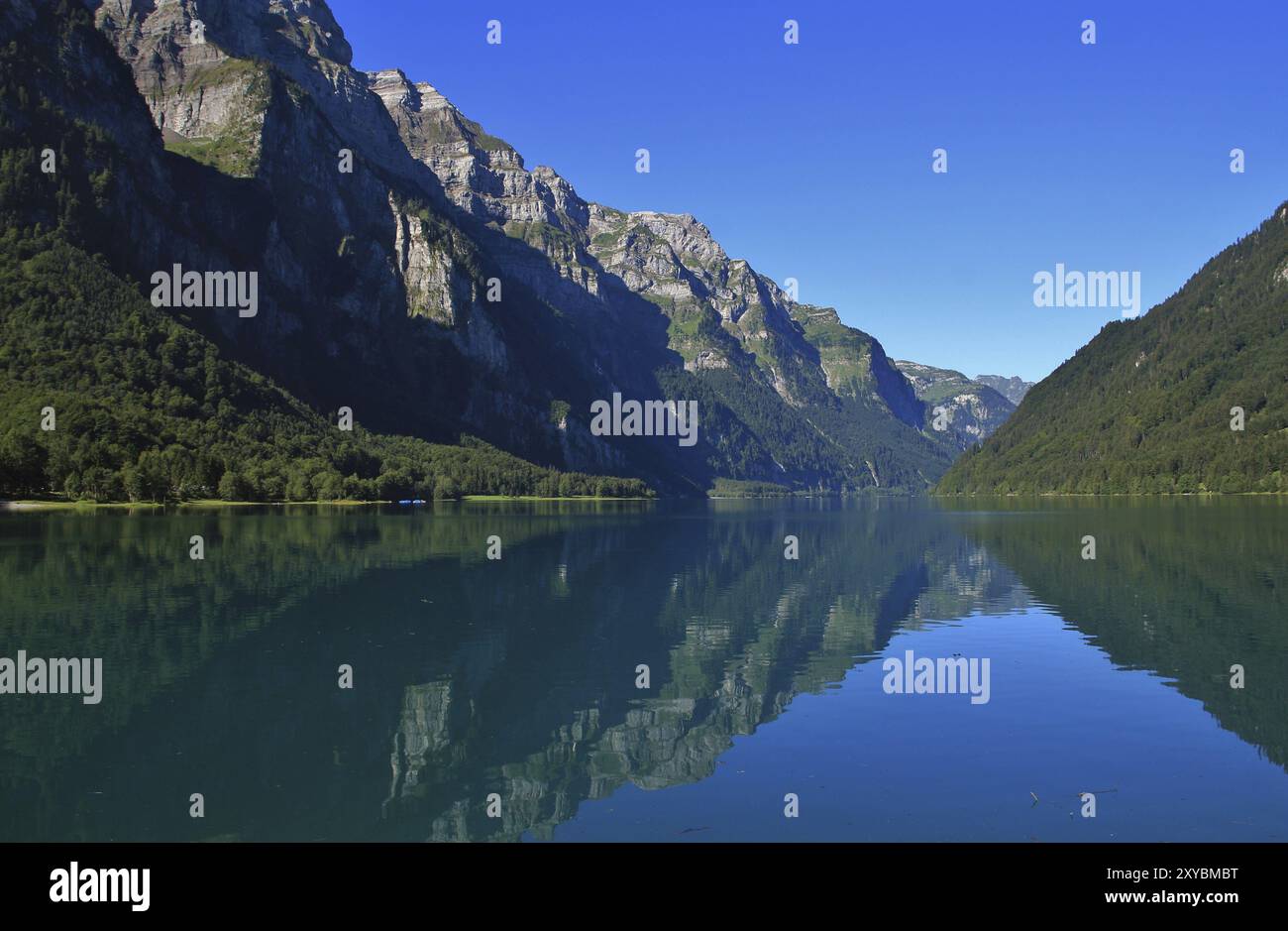 Le Klontalersee. Glarnisch, chaîne de montagnes en Suisse. Scène estivale. Arrière-plan de la nature Banque D'Images