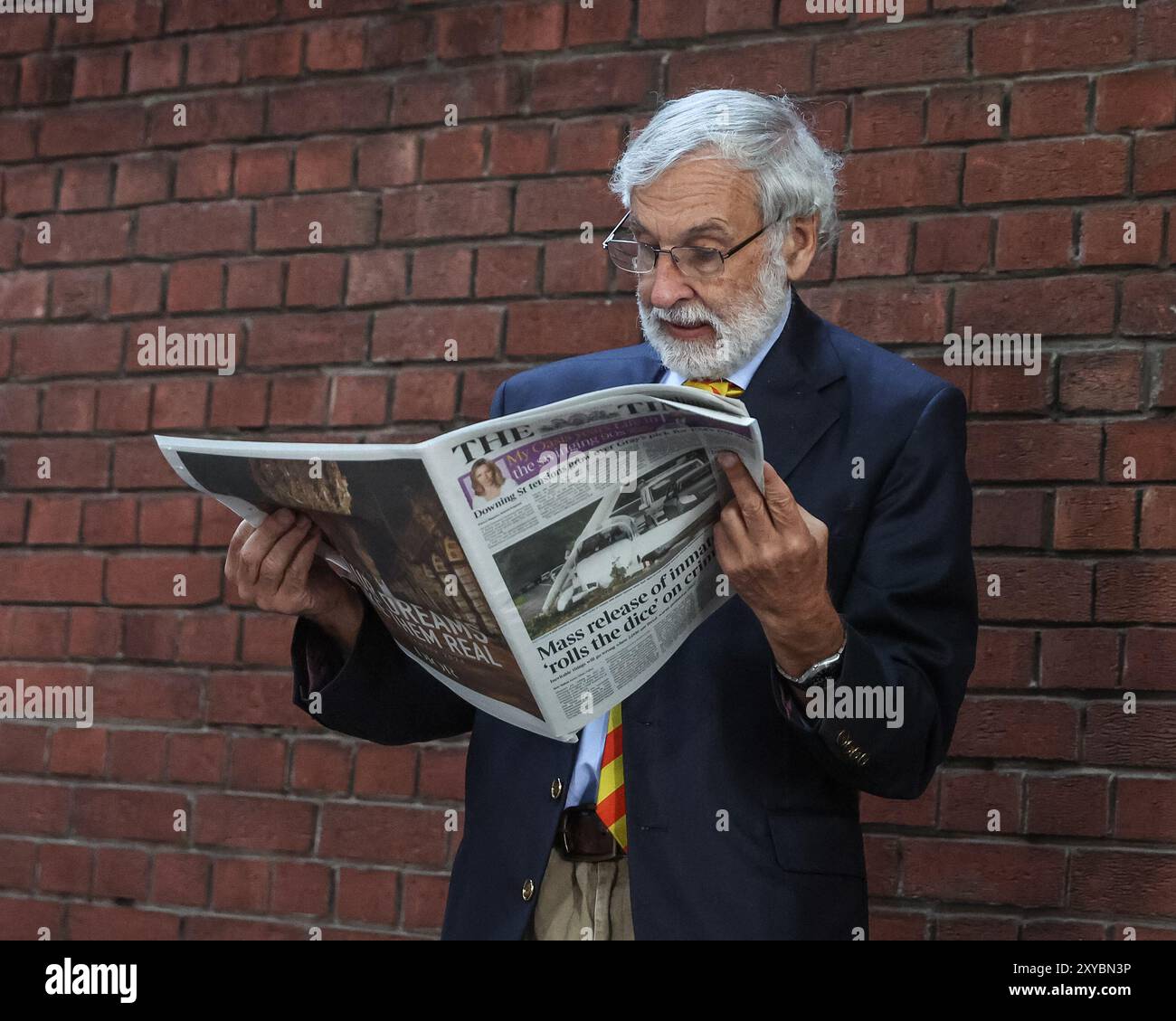 Londres, Royaume-Uni. 29 août 2024. Un membre du Marylebone Cricket Club lit le Times alors qu'il attend l'ouverture des portes lors du 2e Rothesay test match jour 1 de l'Angleterre contre Sri Lanka à Lords, Londres, Royaume-Uni, le 29 août 2024 (photo par Mark Cosgrove/News images) à Londres, Royaume-Uni le 29/08/2024. (Photo de Mark Cosgrove/News images/SIPA USA) crédit : SIPA USA/Alamy Live News Banque D'Images