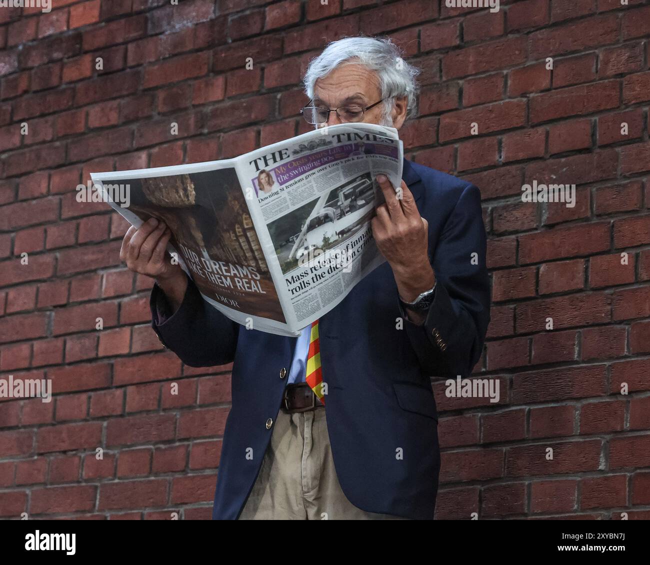 Londres, Royaume-Uni. 29 août 2024. Un membre du Marylebone Cricket Club lit le Times alors qu'il attend l'ouverture des portes lors du 2e Rothesay test match jour 1 de l'Angleterre contre Sri Lanka à Lords, Londres, Royaume-Uni, le 29 août 2024 (photo par Mark Cosgrove/News images) à Londres, Royaume-Uni le 29/08/2024. (Photo de Mark Cosgrove/News images/SIPA USA) crédit : SIPA USA/Alamy Live News Banque D'Images
