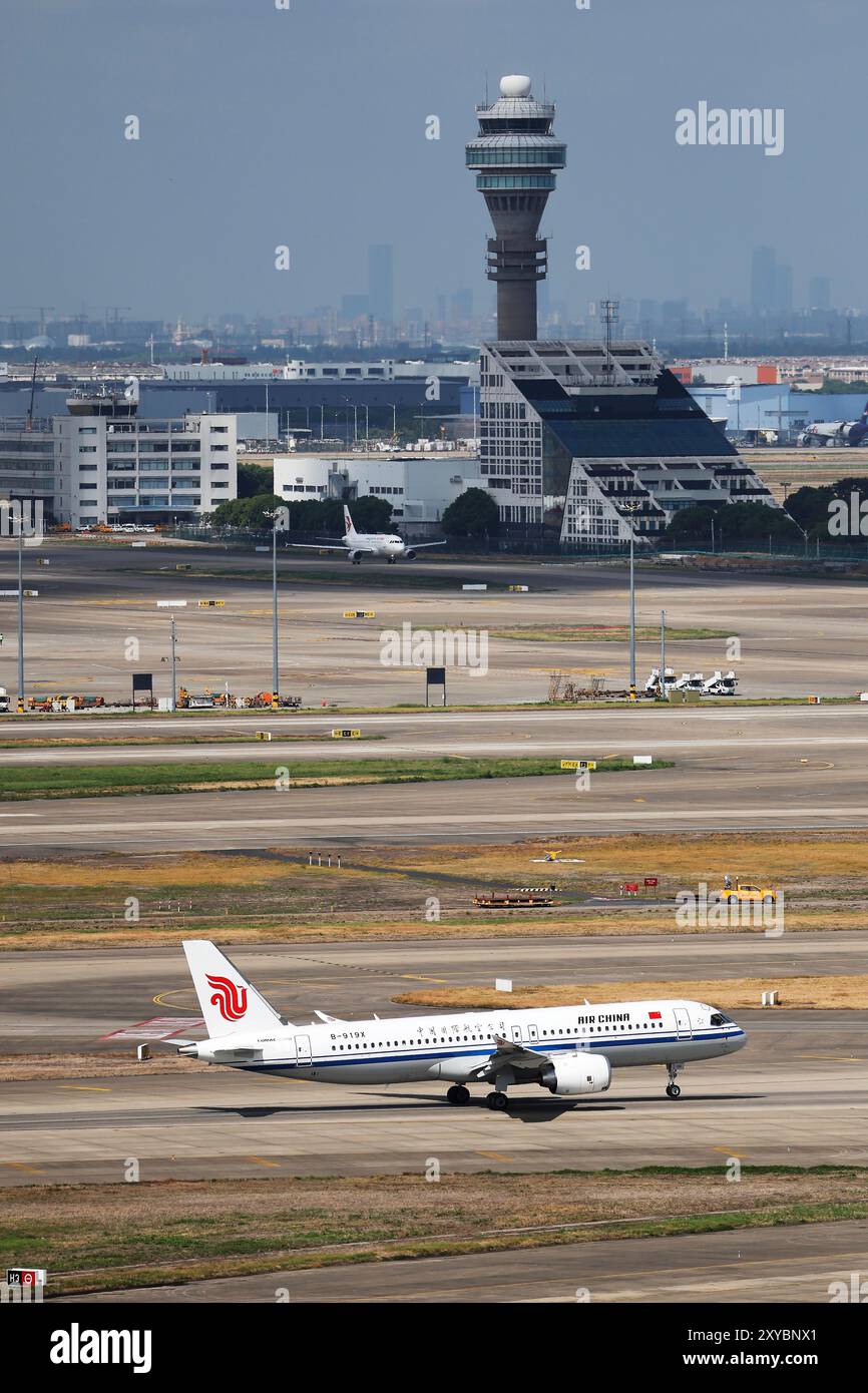 Shanghai, Chine.29th août 2024.le 29 août, le premier avion de passagers C919 produit au pays d'Air China, numéroté B-919X, a mis les voiles de l'aéroport international de Shanghai Pudong à l'aéroport international de Beijing Capital. Shanghai, Chine.28th août 2024.dans la soirée du 28 août, Air China et China Southern Airlines ont simultanément pris livraison du premier avion de transport de passagers C919 produit localement à la base de Pudong du Centre d'assemblage final et de fabrication COMAC. Cela marque que le gros avion de passagers C919 produit au pays est sur le point d'entrer dans une nouvelle étape de M. Banque D'Images