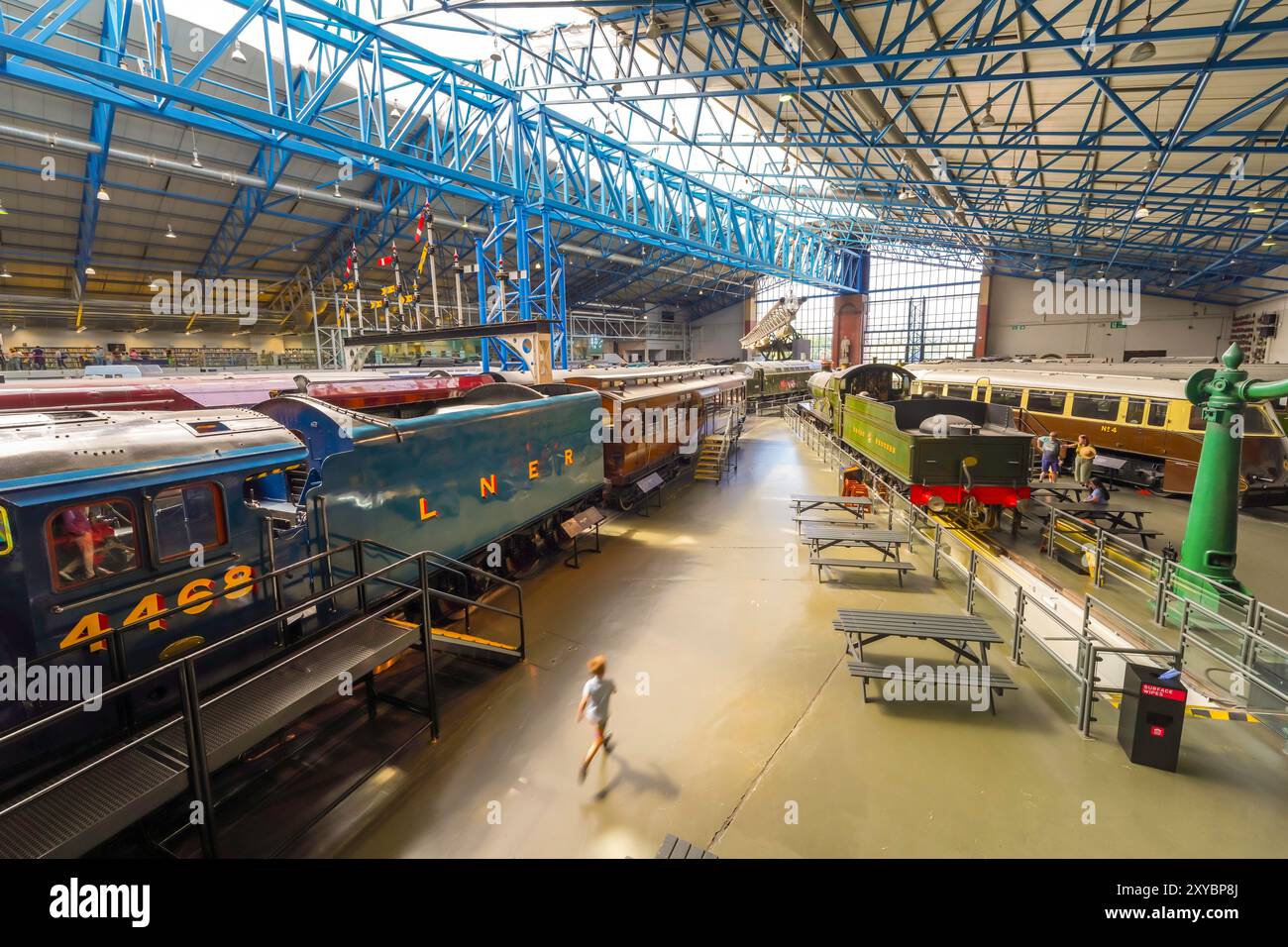 À l'intérieur du York National Railway Museum, un musée des transports. Panoramique aérien de l'intérieur du musée Great Hall avec de vieilles locomotives vintage, des trains. Banque D'Images