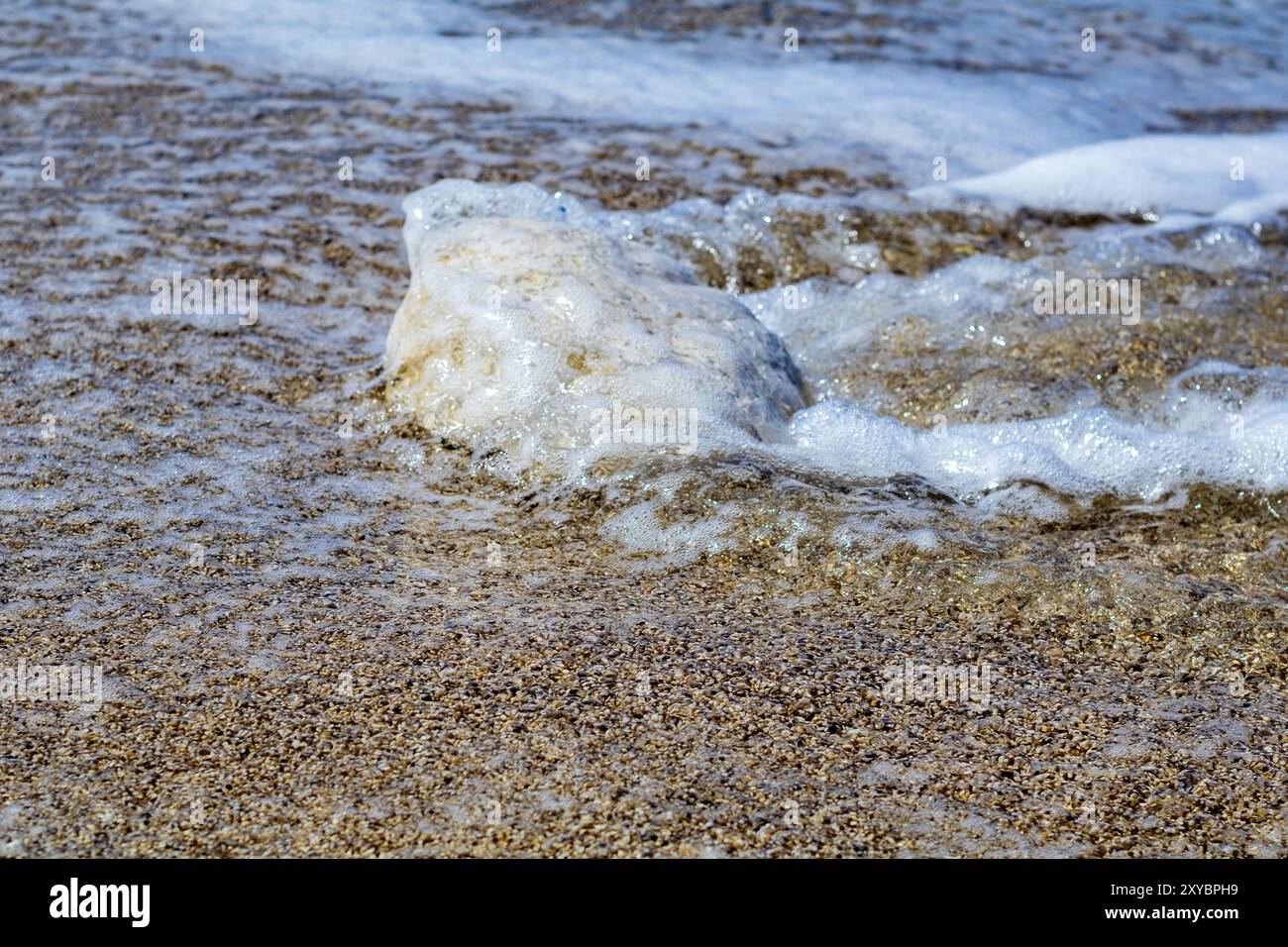la vague de mer a frappé la pierre Banque D'Images