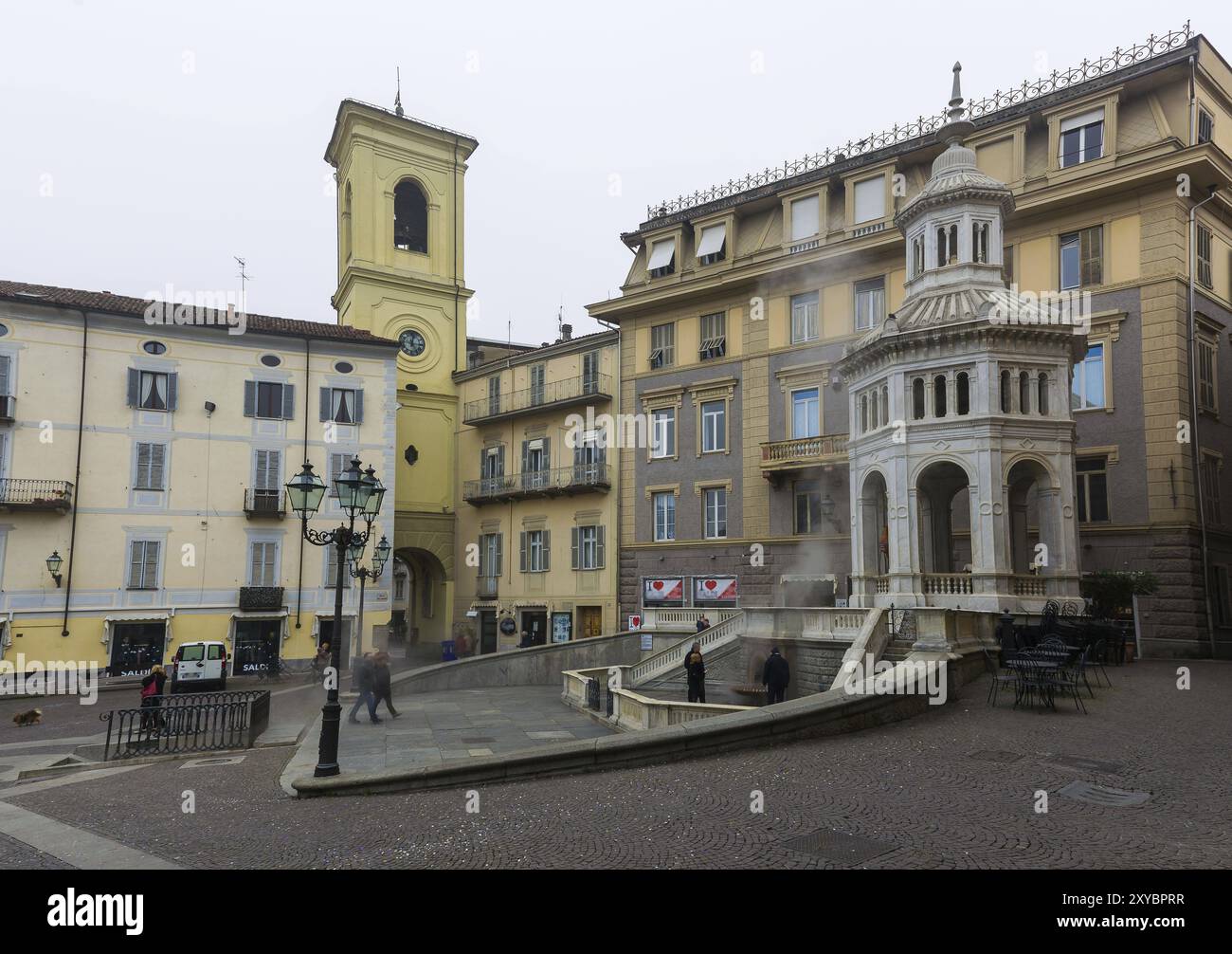 Célèbre fontaine appelée La Bollente, connu depuis l'époque romaine, symbole de Vercelli dans le Piémont Banque D'Images Célèbre fontaine appelée La Bollente, connu depuis l'époque romaine, symbole de Vercelli dans le Piémont Banque D'Images