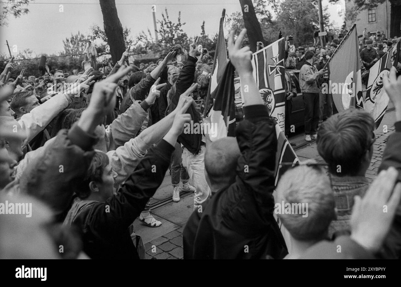 Allemagne, Dresde, 15 juin 1991, cortège funèbre pour le néo-nazi Rainer Sonntag, abattu par des proxénètes, cérémonie de dépôt de couronne sur les lieux du mur Banque D'Images