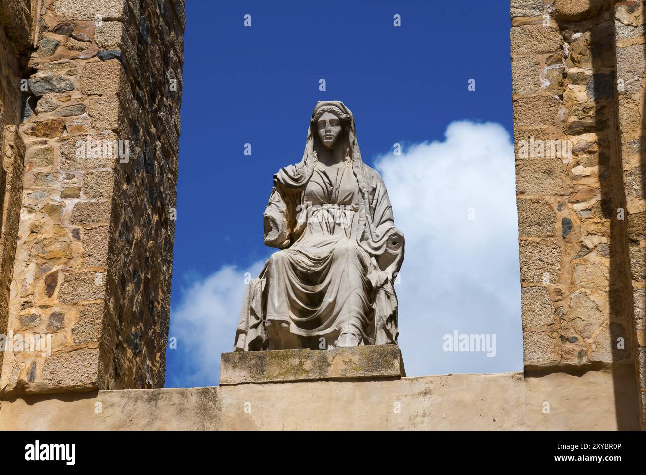 Figure en pierre d'une figure historique dans un cadre en pierre devant un ciel bleu clair, Teatro Romano de Merida, théâtre romain de Merida, Merida, Badajoz, Banque D'Images