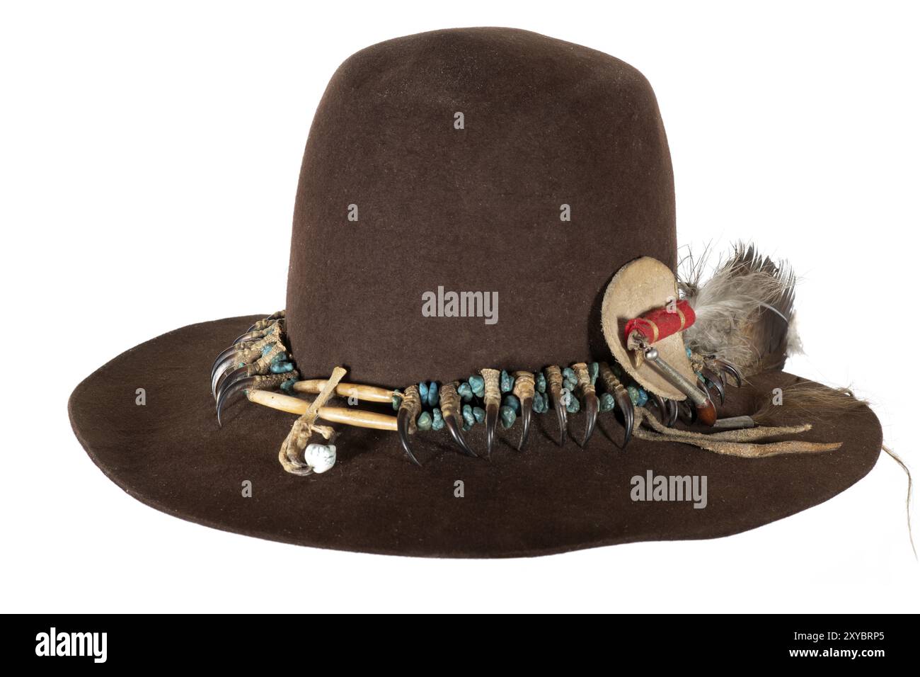 Vieux chapeau indien avec bandeau en oiseau de griffes de proie et turquoise sur feutre brun avec plume d'aigle Banque D'Images