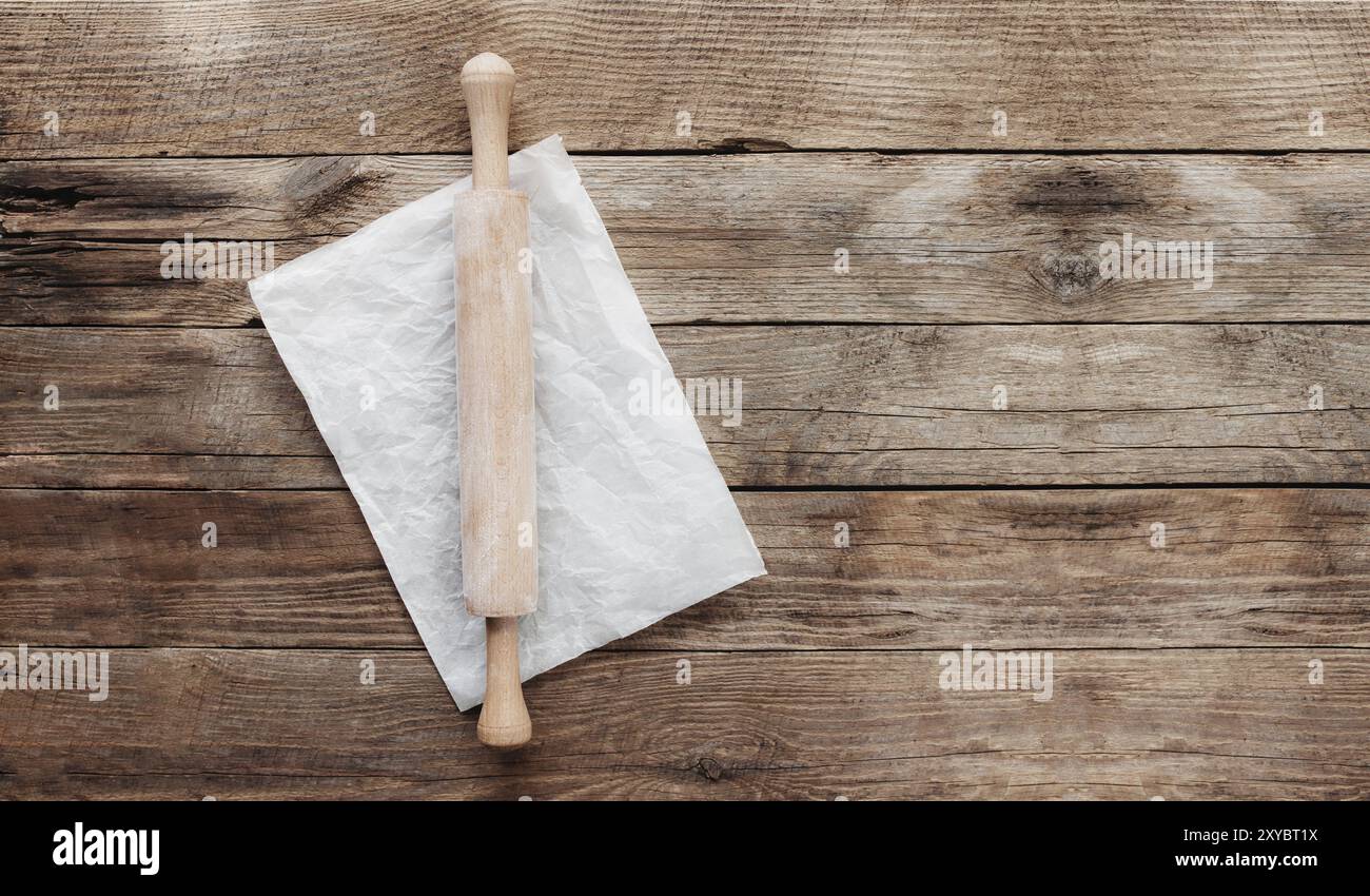 Ingrédients pour la cuisson et les ustensiles de cuisine sur fond de bois ancien. Cuisson de la pâte à pâtisserie, préparation de la farine, rocking-pin, papier parchemin. Conc. De cuisson Banque D'Images