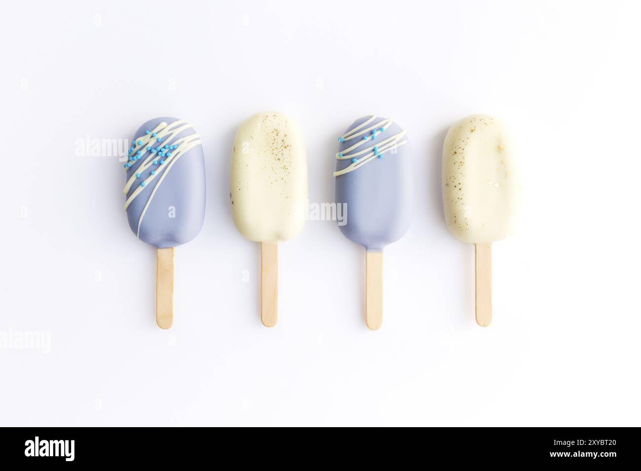 Glaces de biscuit bleu et blanc sur un bâton sur fond blanc. Banque D'Images