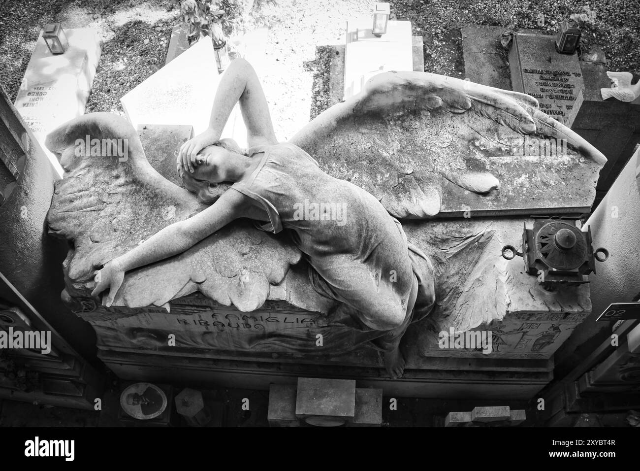 Ange ailé en marbre italien pleurant Banque D'Images