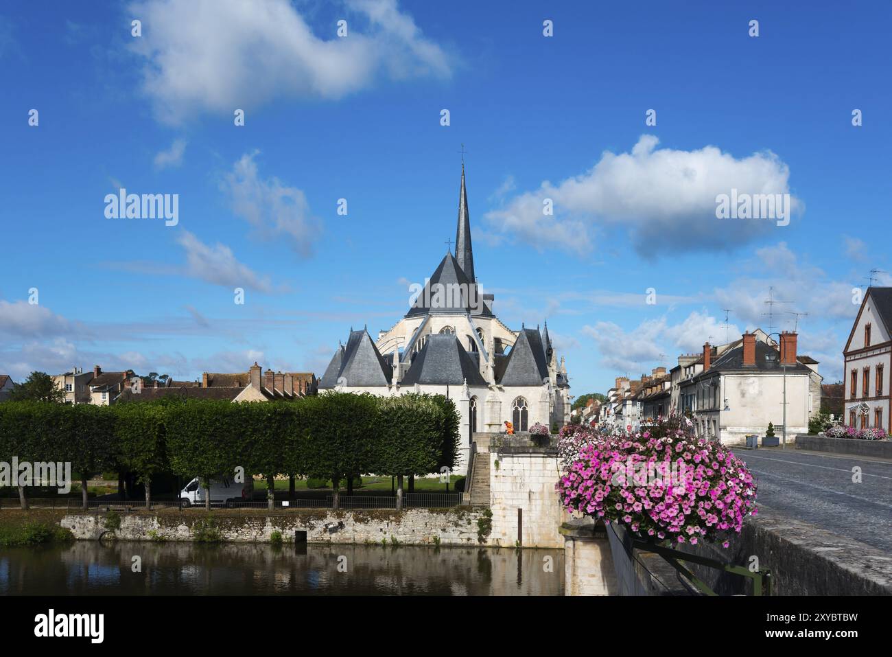 Kirche in einem kleinen Dorf mit klarblauem Himmel und gruenen Baeumen, Blumen auf einer Bruecke und ruhigem Wasser, Kirche, Eglise Saint-Jean-Baptist Banque D'Images Kirche in einem kleinen Dorf mit klarblauem Himmel und gruenen Baeumen, Blumen auf einer Bruecke und ruhigem Wasser, Kirche, Eglise Saint-Jean-Baptist Banque D'Images