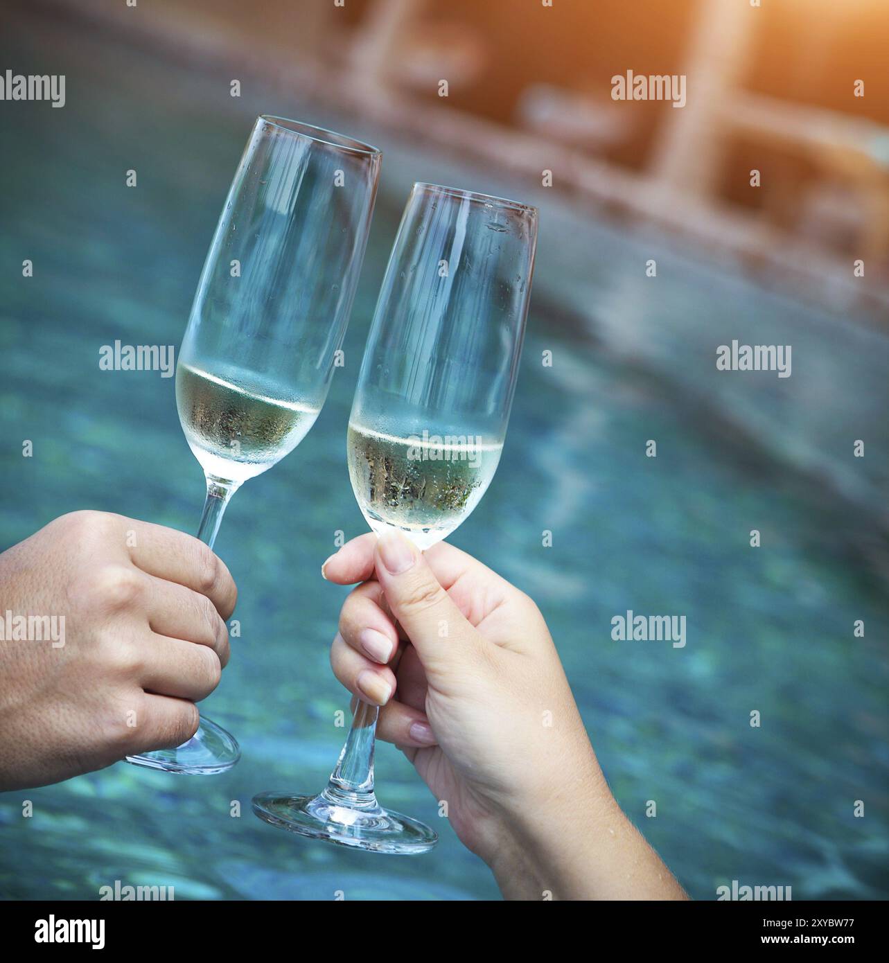 Teen faire un toast à la piscine Banque D'Images