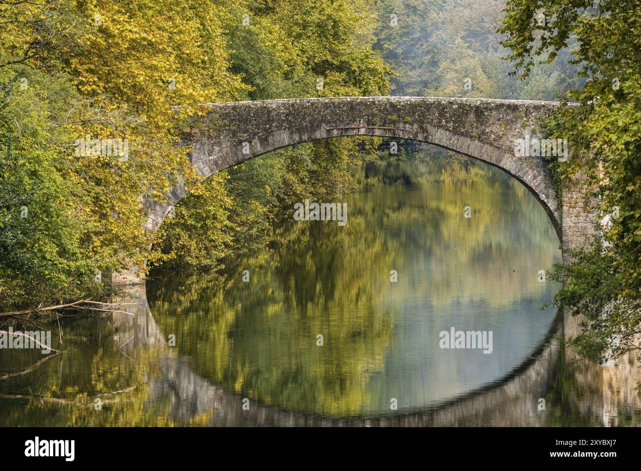 Puente de piedra sobre el rio Bidasoa, Vera de Bidasoa, comunidad foral de Navarra, Espagne, Europe Banque D'Images