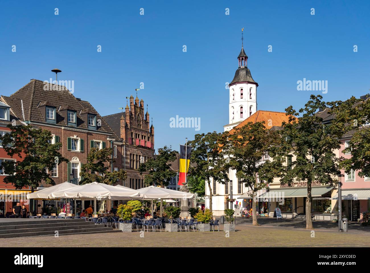 Cafe auf dem Marktplatz und die evangelische Kirche in Xanten, Niederrhein, Nordrhein-Westfalen, Deutschland, Europa | Café sur la place du marché et le Banque D'Images