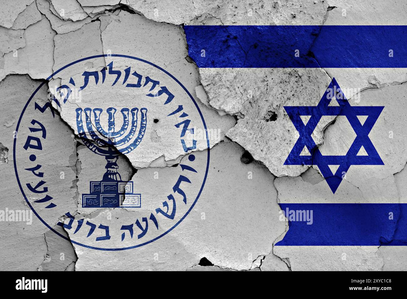 Drapeaux du Mossad et d'Israël peints sur un mur fissuré Banque D'Images