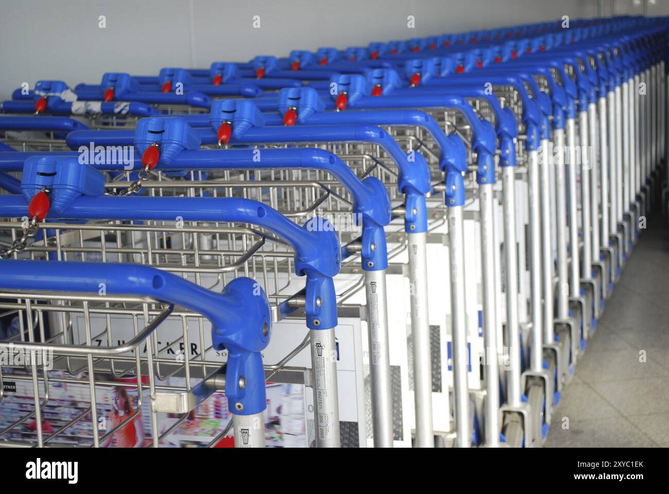 Beaucoup de chariots à bagages sur l'aéroport dans une rangée Banque D'Images