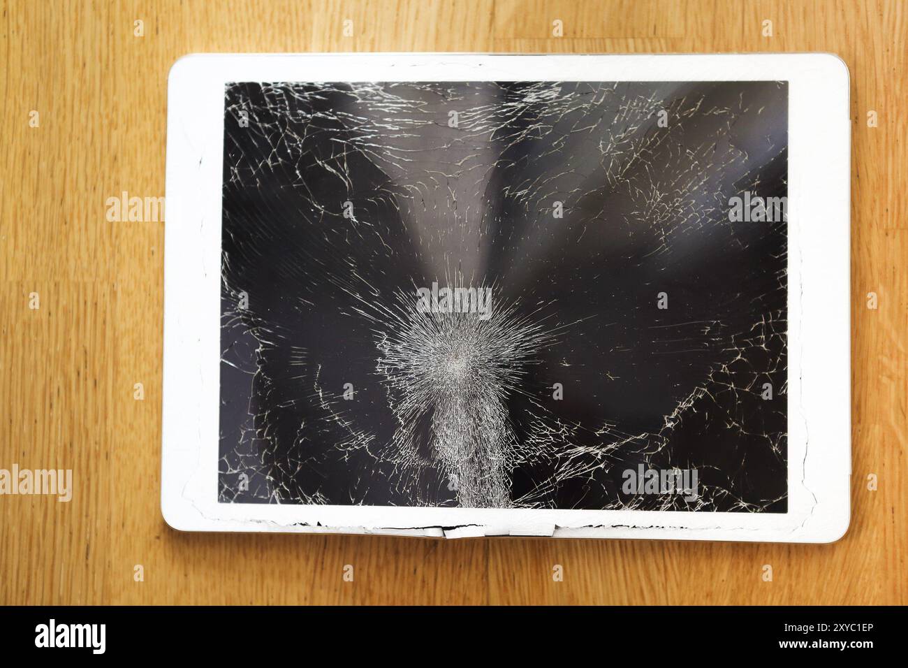 Ordinateur tablette endommagé ou cassé l'écran LCD sur le marbre Banque D'Images