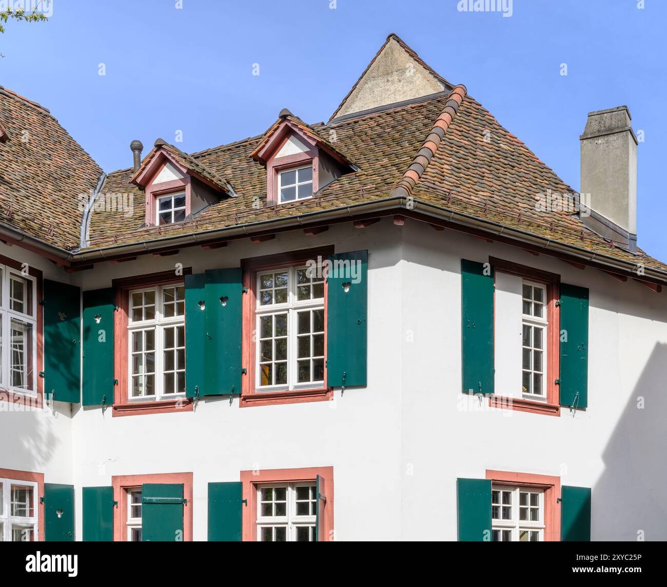 Belles maisons anciennes dans l'Alstadt Grossbasel de Bâle, (vieille ville du Grand Bâle), Suisse. Avec peinture marron traditionnelle et volets verts. Banque D'Images