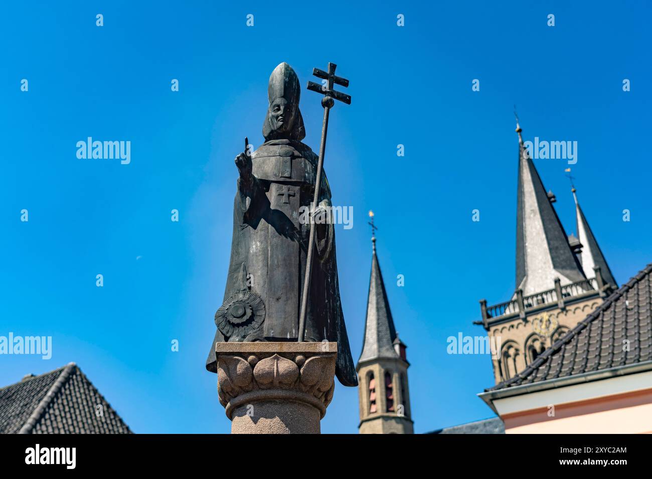 Norbert von Xanten Sankt Norbert vor der Kirche : Viktor auf dem Marktplatz von Xanten, Niederrhein, Nordrhein-Westfalen, Deutschland, Europa Saint Banque D'Images