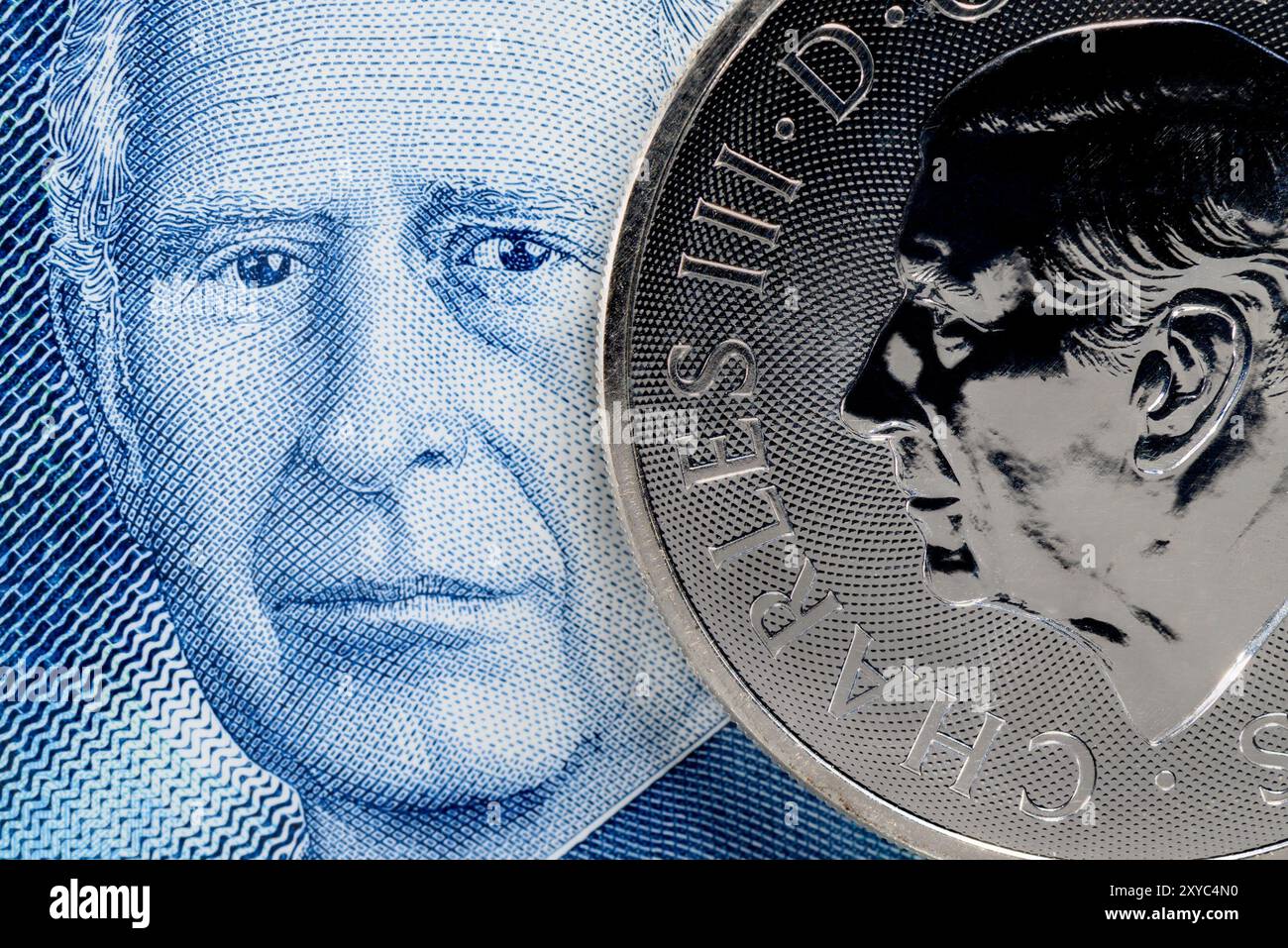 Charles III billet de 5 £ et pièce d'argent de 1 oz Banque D'Images