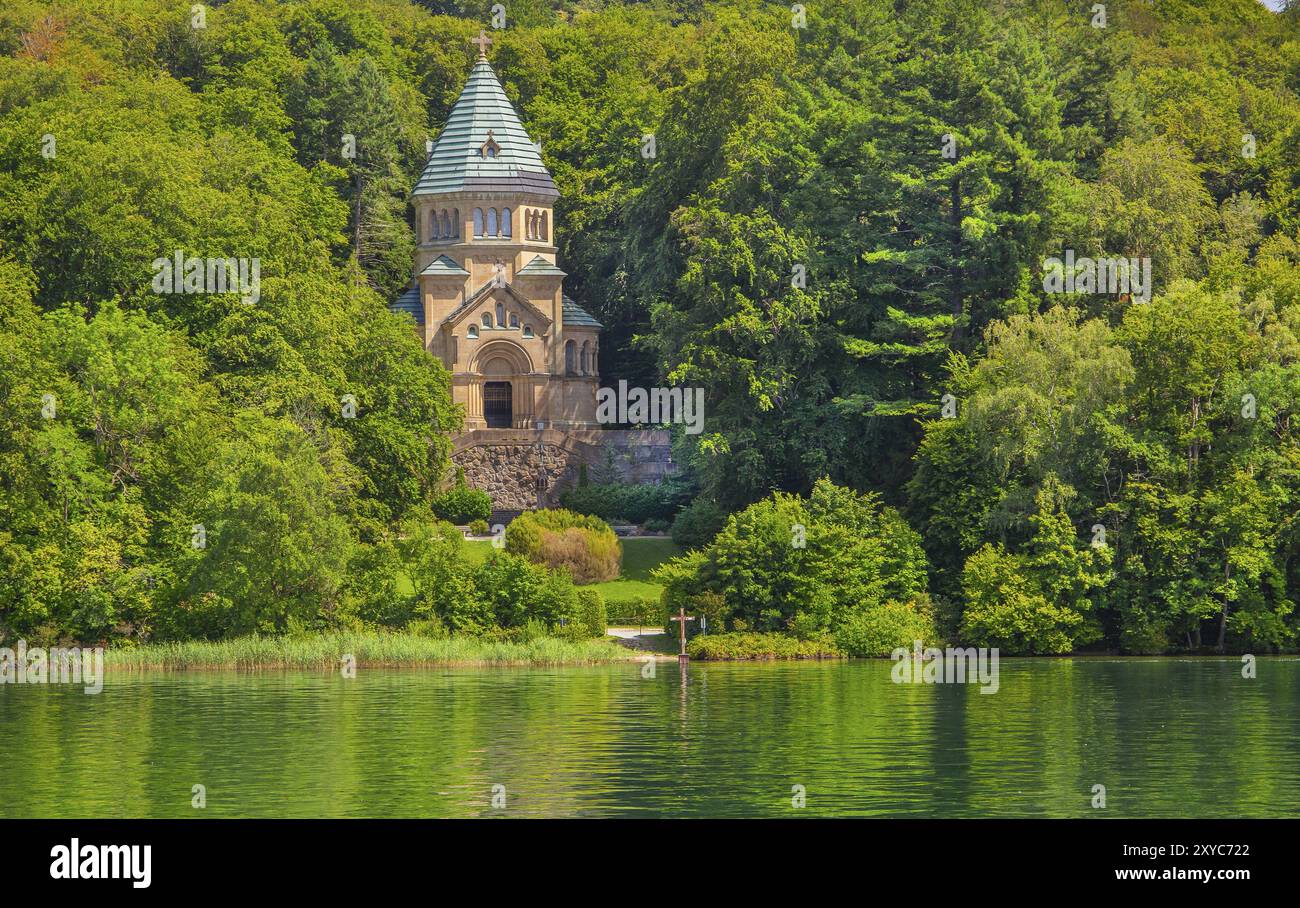 Chapelle votive Chapelle commémorative de St Louis sur le bord du lac avec croix en bois dans le lac, le lieu où le roi Louis II est mort, Berg, lac Starnberg, Banque D'Images