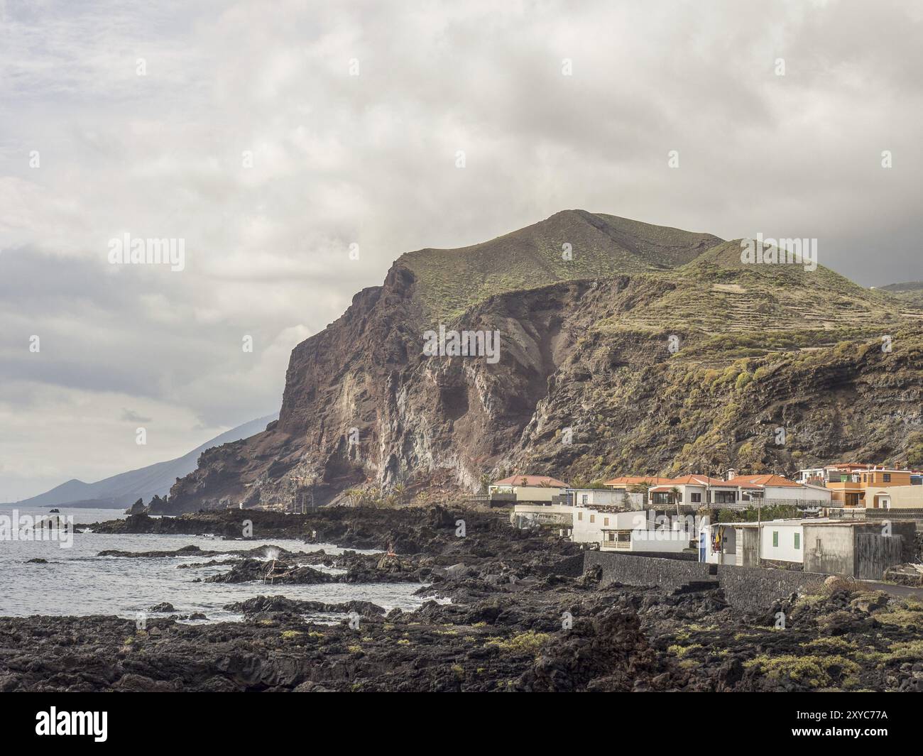 Paysage côtier avec maisons et falaises abruptes sous un ciel nuageux, la palma, îles canaries, espagne Banque D'Images