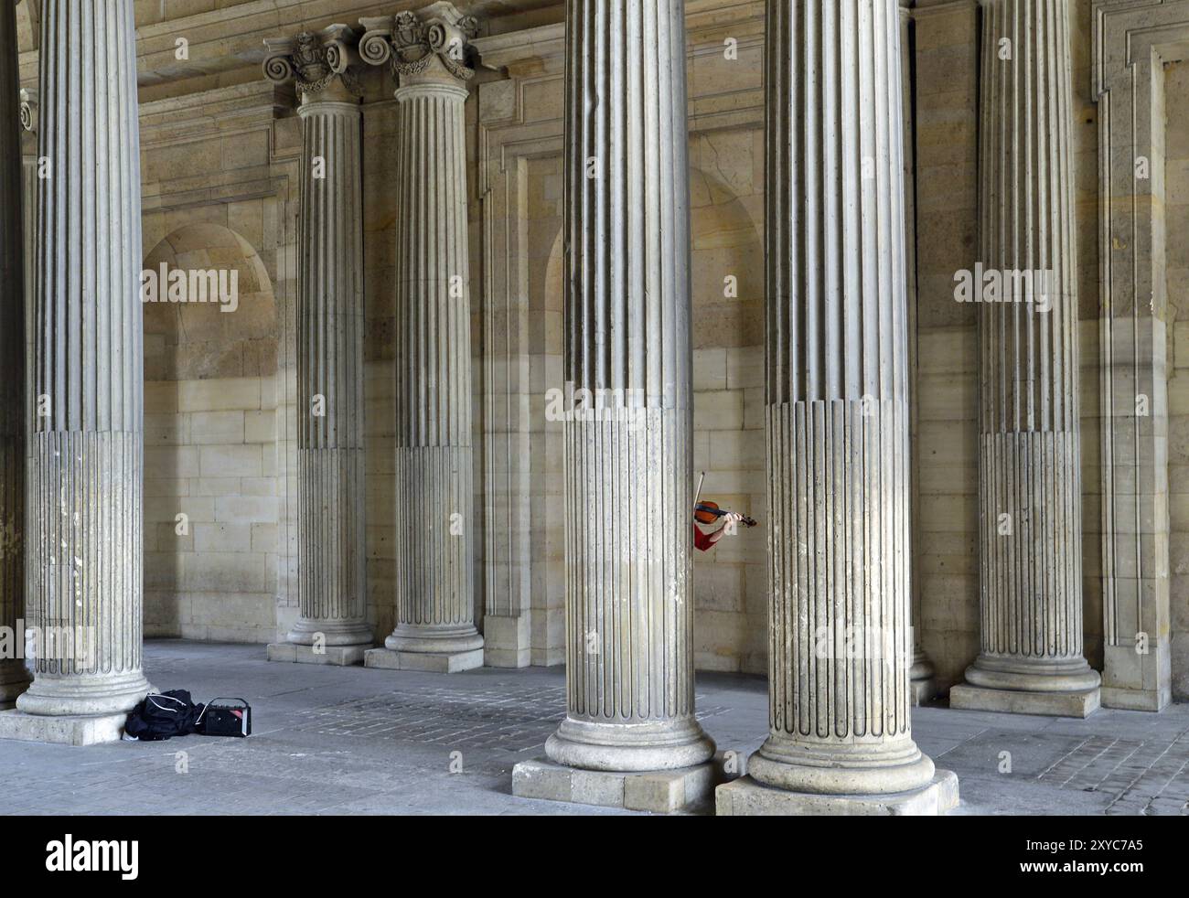 Louvre, colonnes. violoniste, concert de violon, musique Banque D'Images