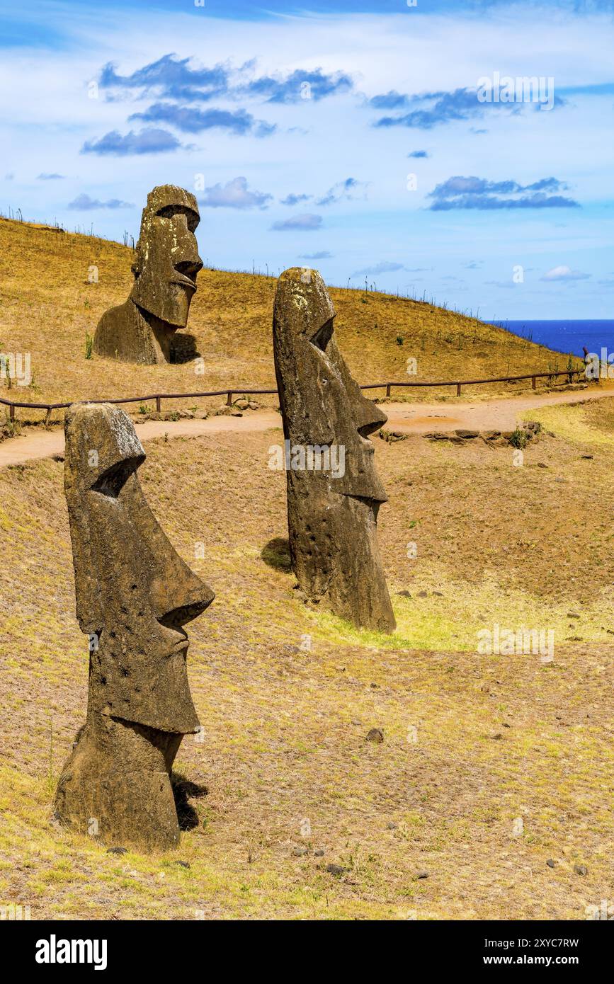 Moai à Rano Raraku dans Parc national de Rapa Nui sur l'île de Pâques au Chili Banque D'Images